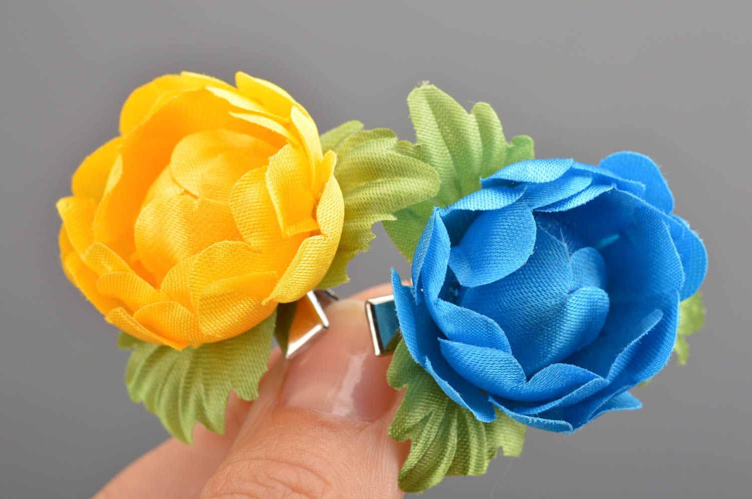 Pinzas de pelo con flores artificiales artesanales amarillas y azules 2 piezas foto 3