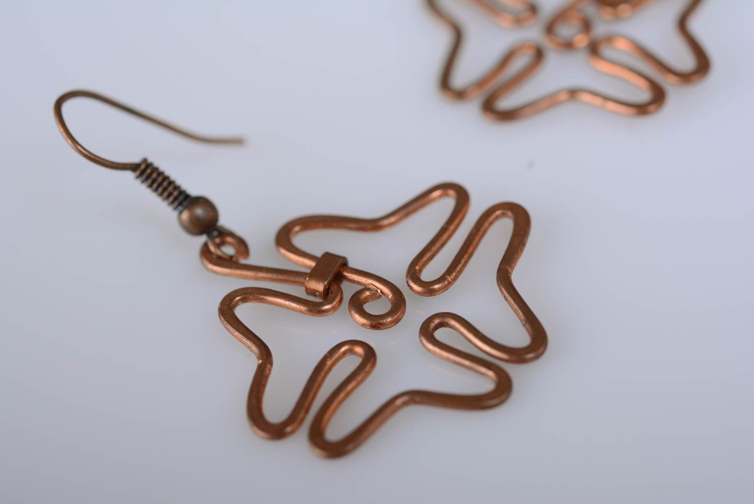 Boucles d'oreilles wire wrapping en cuivre originales faites main Trèfles photo 2