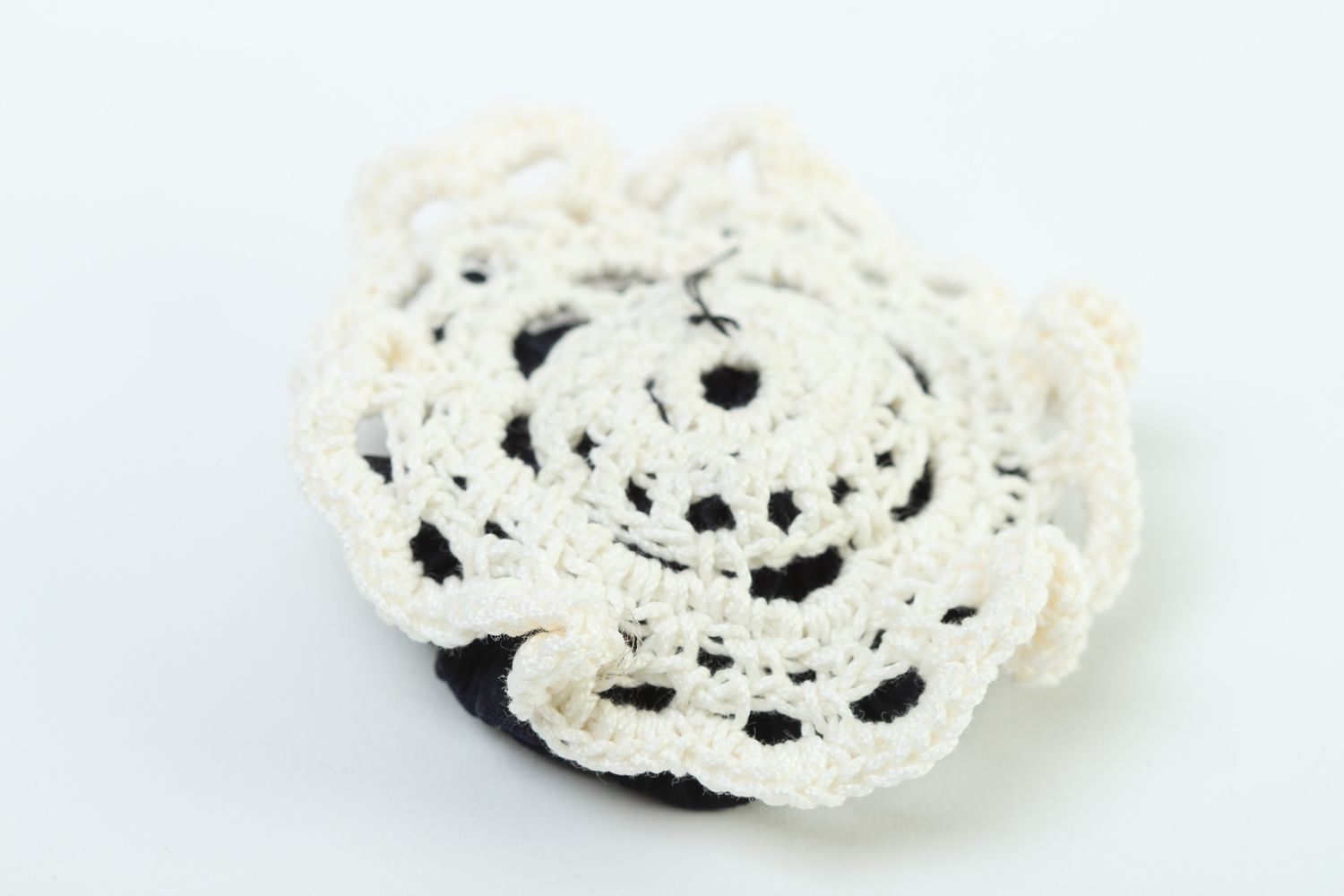 Accesorio para hacer bisutería artesanal flor tejida al crochet regalo original foto 4