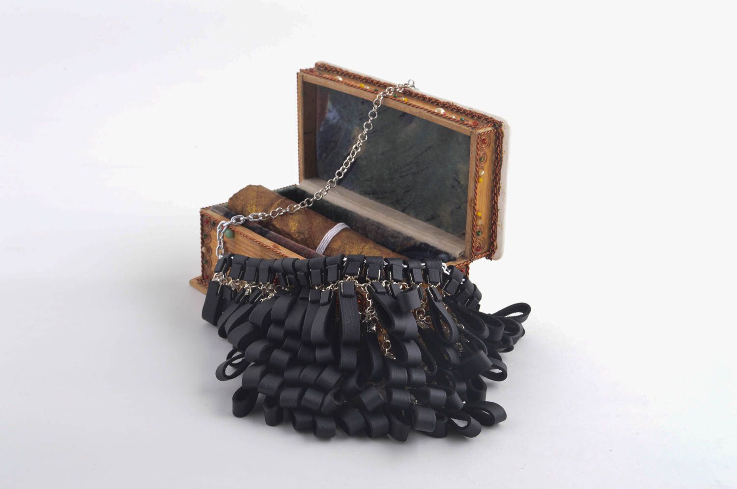 Подарок ручной работы массивное ожерелье из бахромы кожаное колье черное фото 1