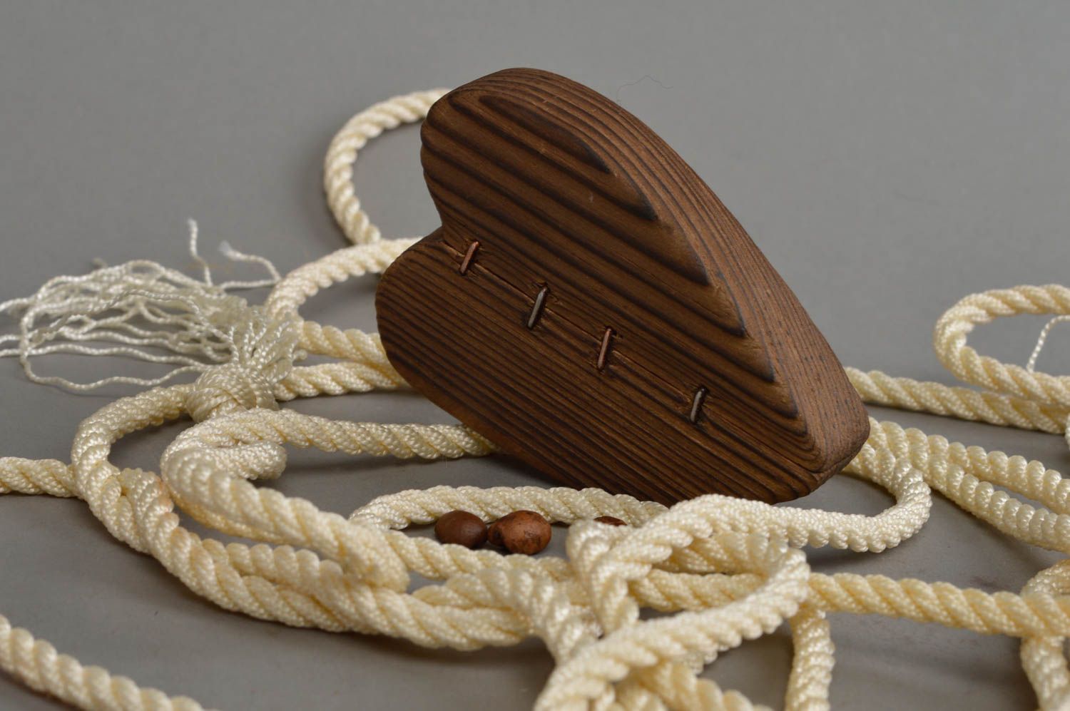 Figurine de coeur en bois de pin marron originale décorative faite main photo 1
