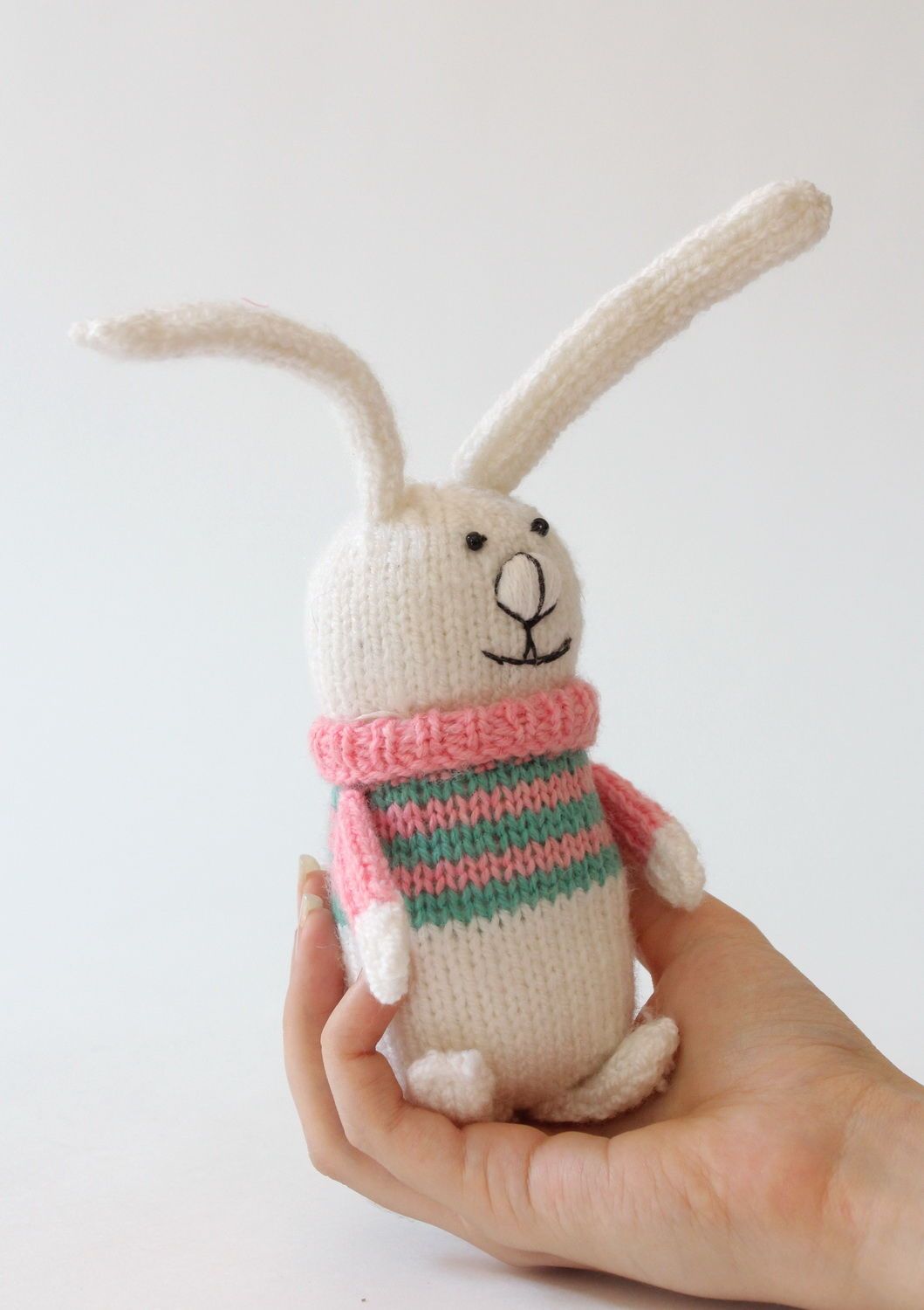 Вязаная игрушка Зайчонок в розово-зеленом свитере фото 1