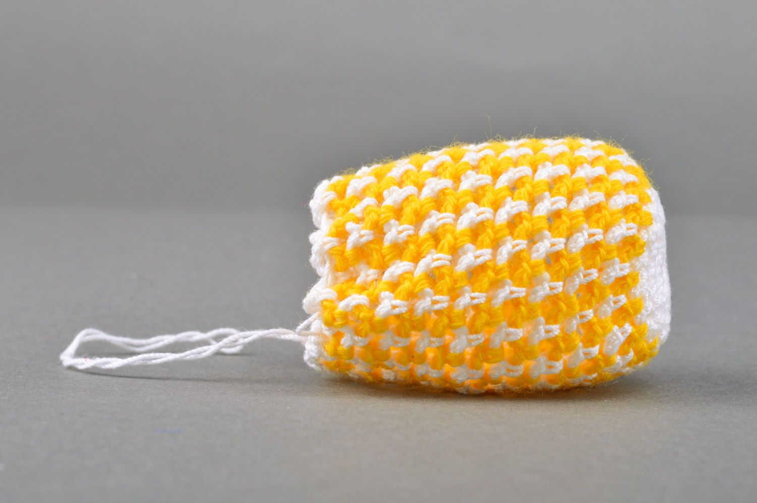 Pochette pour oeuf de Pâques tricotée en fils de coton faite main jaune photo 2