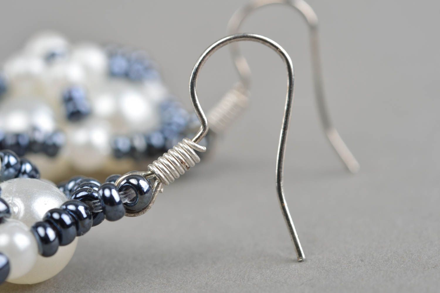 Exklusive lange Ohrringe aus Glasperlen weiß grau künstlerische Handarbeit foto 4