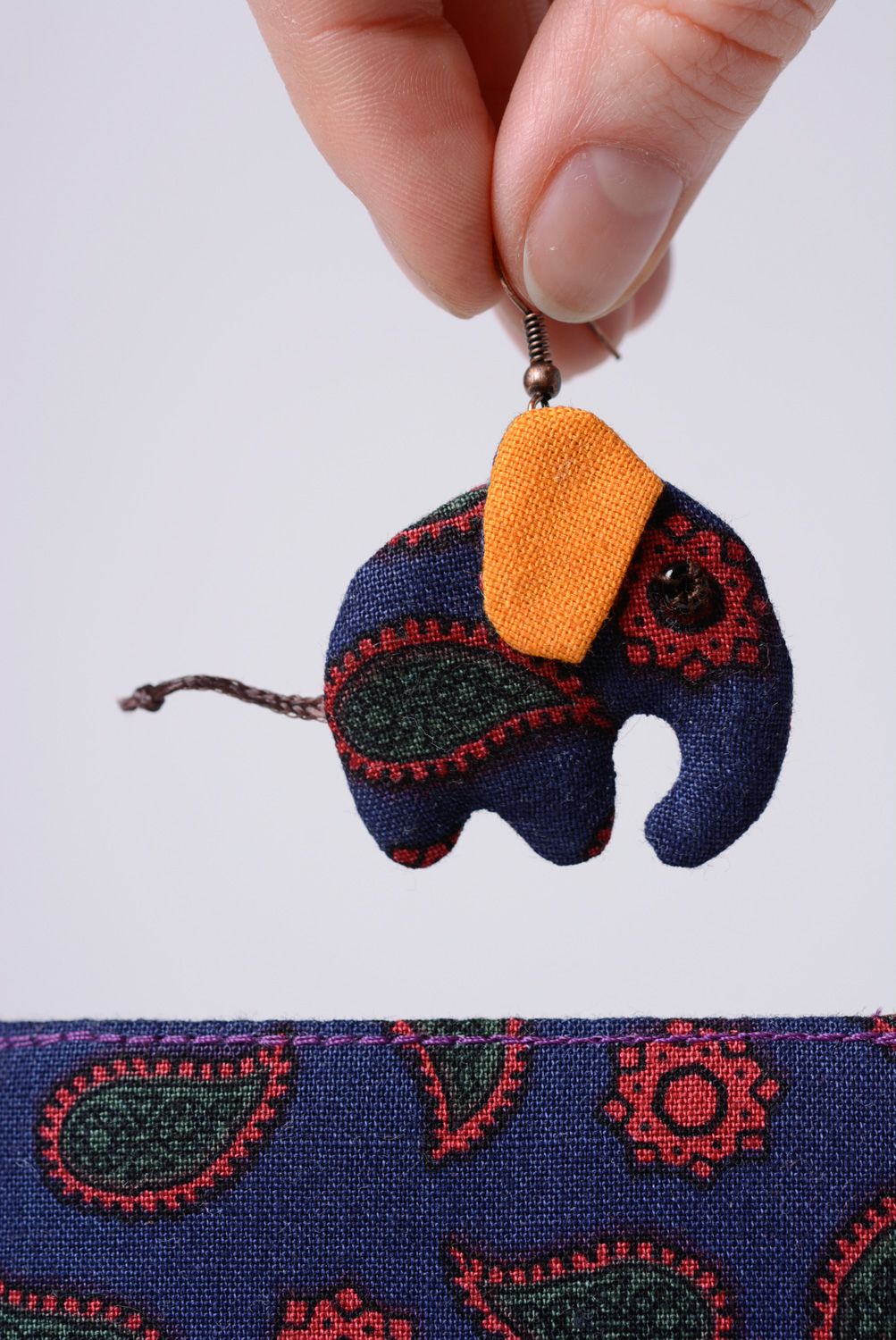 Conjunto de accesorios para mujer billetera de tela y pendientes elefantes hechos a mano foto 4