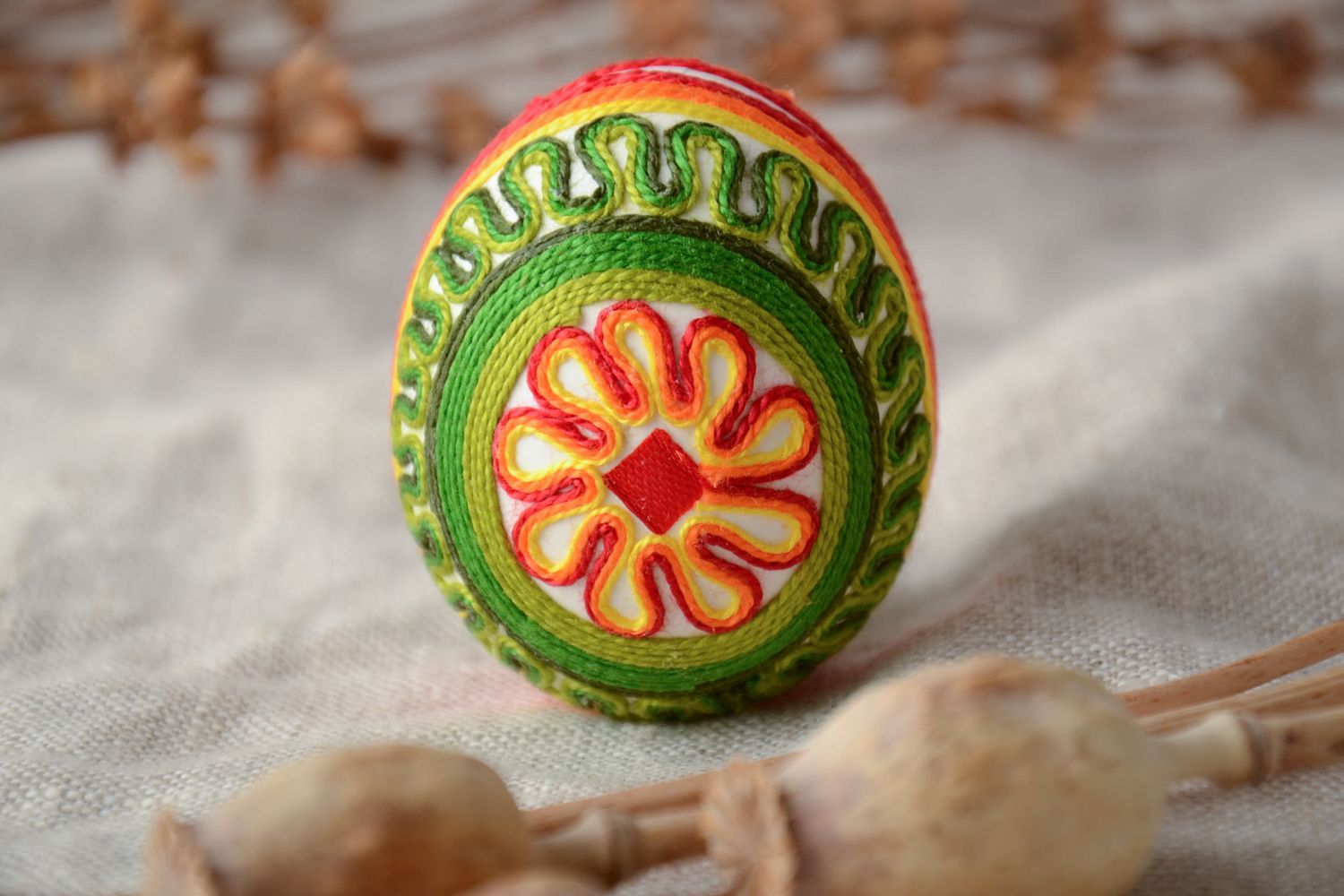 Oeuf de Pâques fait main décoratif entouré de fils de soie vert original photo 1