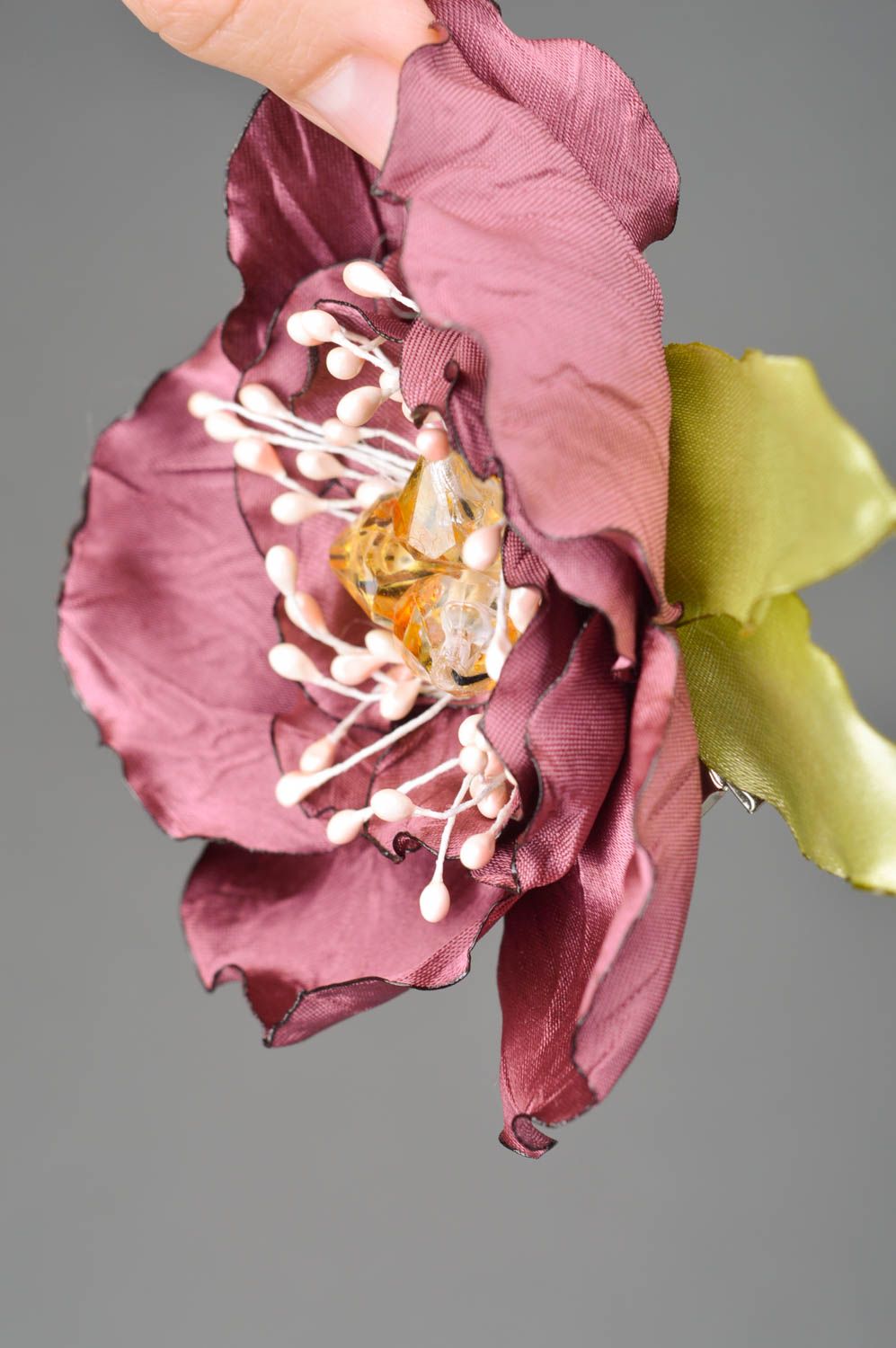 Брошь-заколка из ткани ручной работы в виде пышного бfрдового цветка красивая фото 3