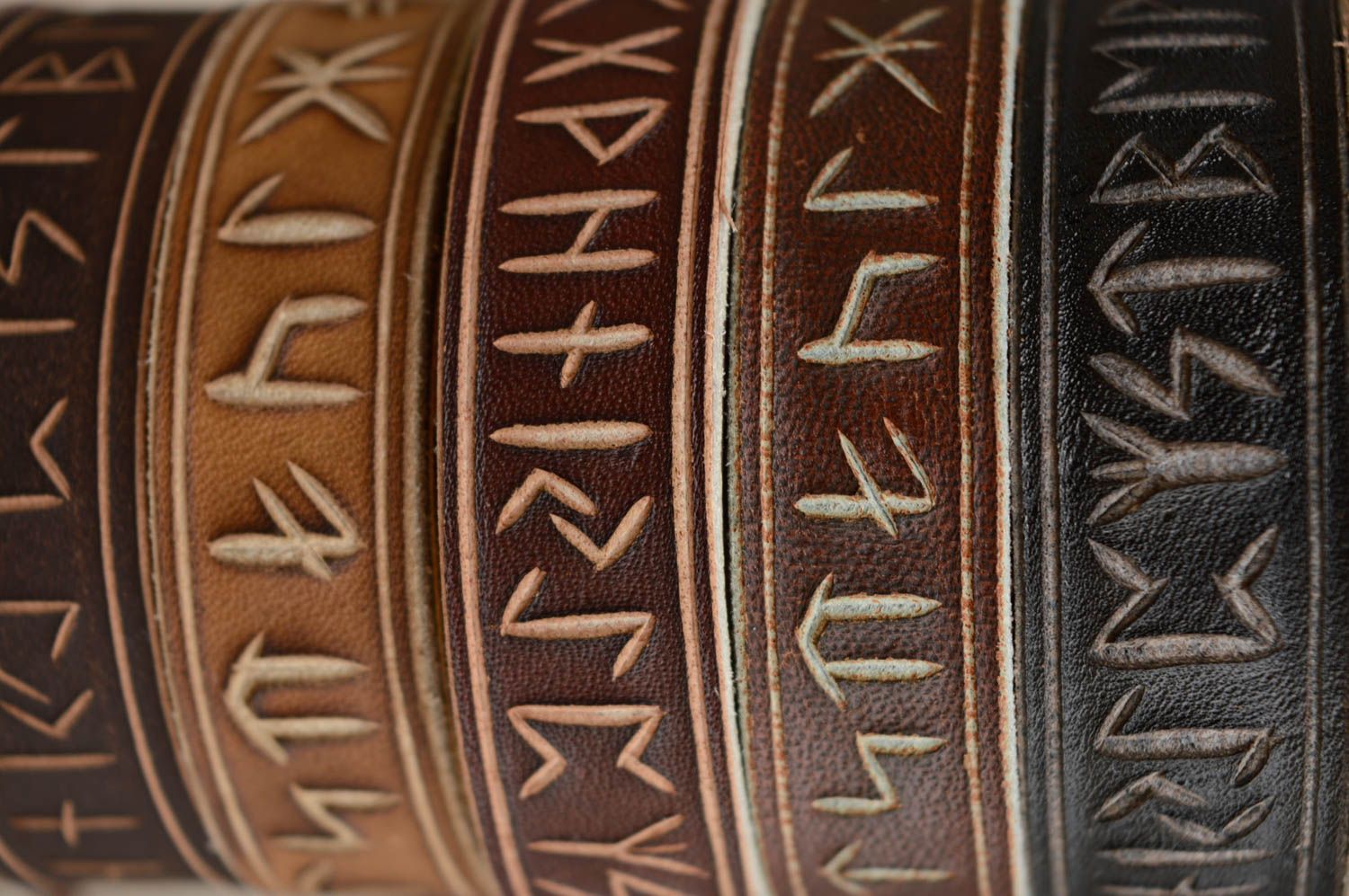 Bracelet en cuir brun sculpté avec runes fait main unisexe cadeau original photo 5