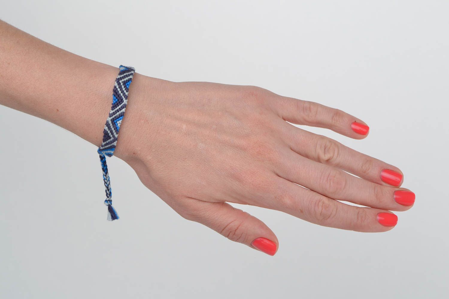 Наручный браслет фенечка из ниток в технике макраме ручной работы синий с голубым фото 2
