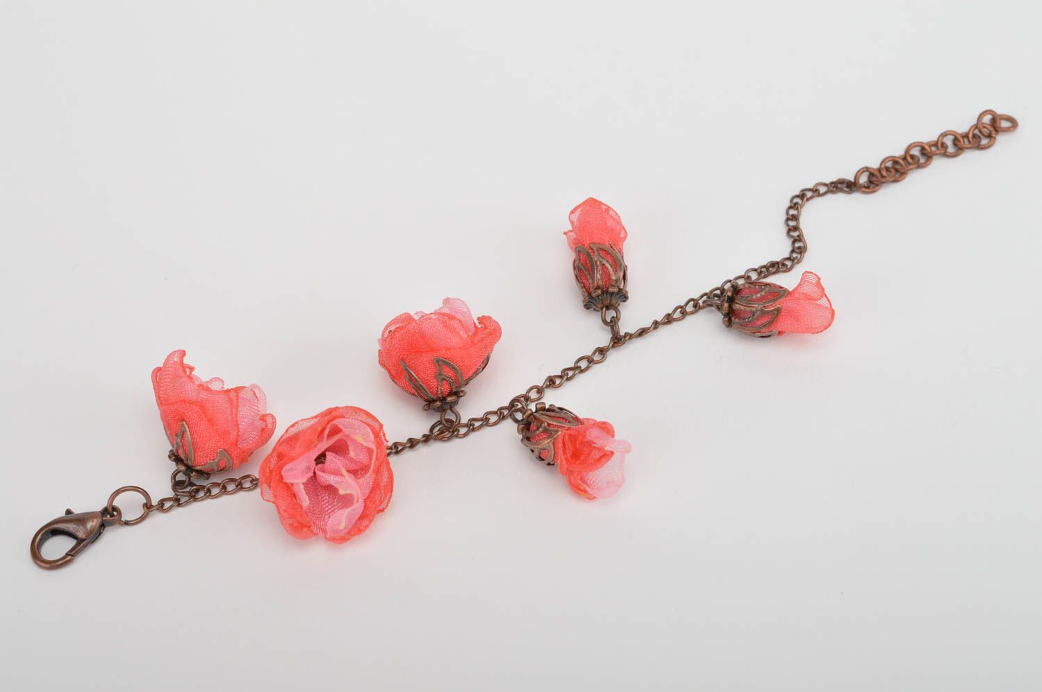 Bracciale con fiori in tessuto fatto a mano accessorio originale da donna foto 3