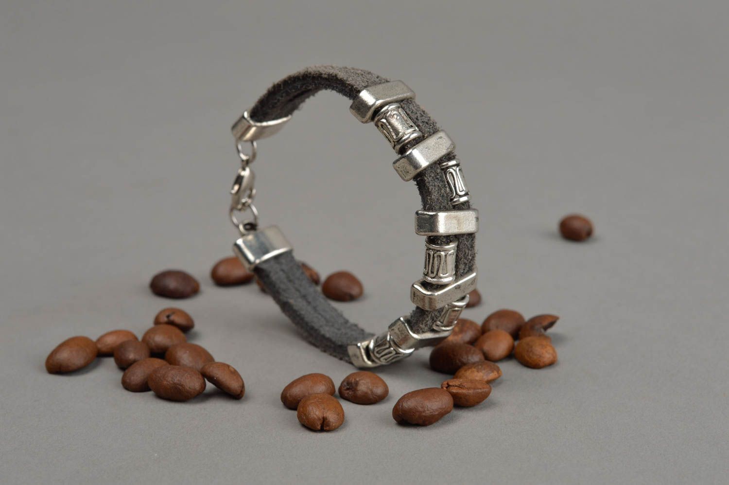Bracelet en cuir gris naturel avec perles en métal fait main design original photo 1