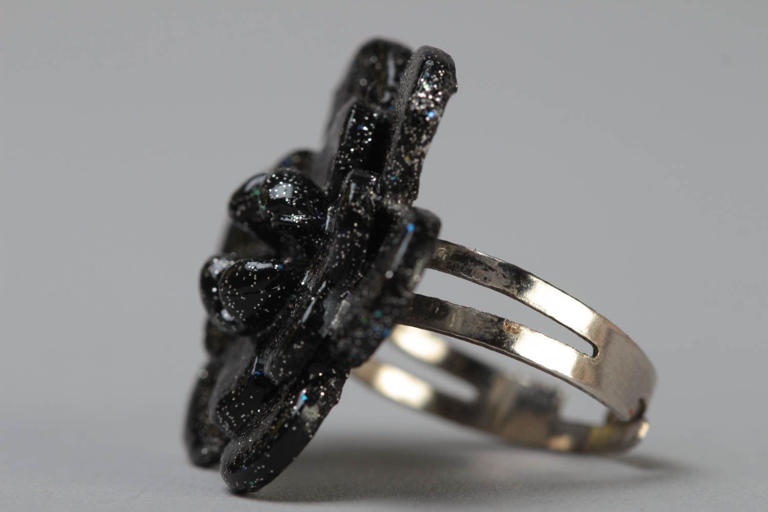 Черное кольцо в виде цветка из полимерной глины ручной работы с блестками оригинальное фото 3