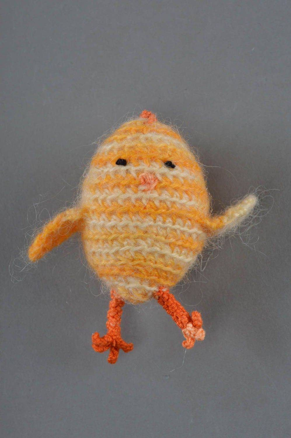 Petite peluche tricotée faite main jaune rayée en laine et acrylique poussin  photo 1