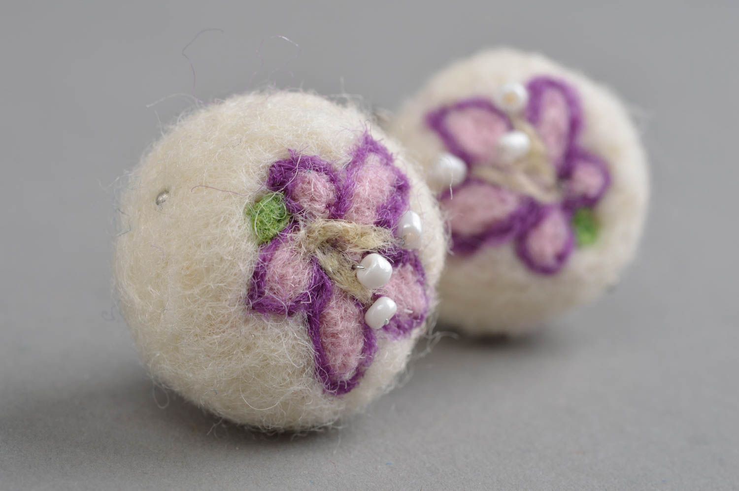 Perles feutrées en laine faites main 2 pièces pour créer les boucles d'oreilles photo 2