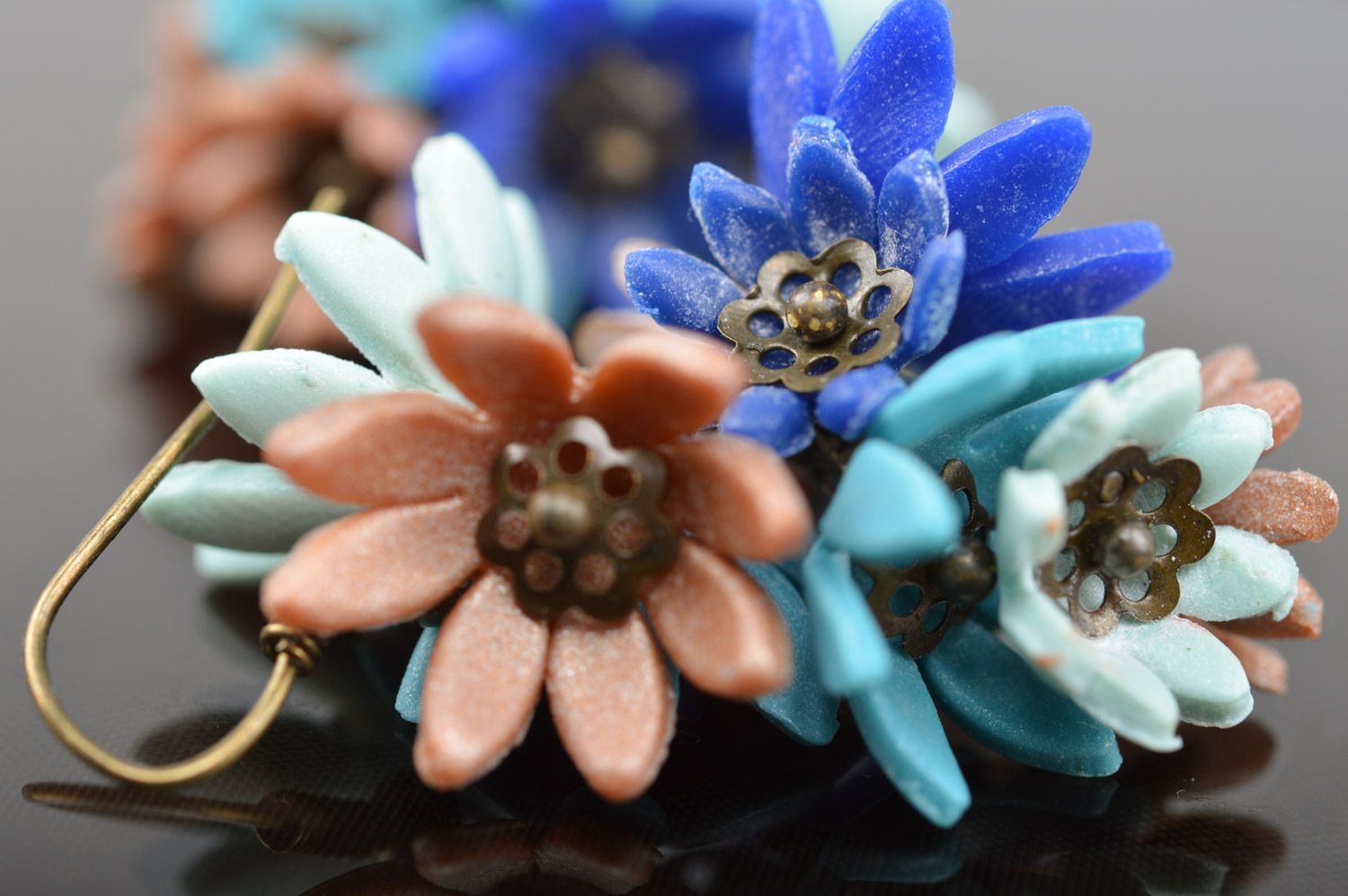 Originelle festliche bunte handgemachte Ohrringe aus Ton Butterblumen für Frauen foto 3