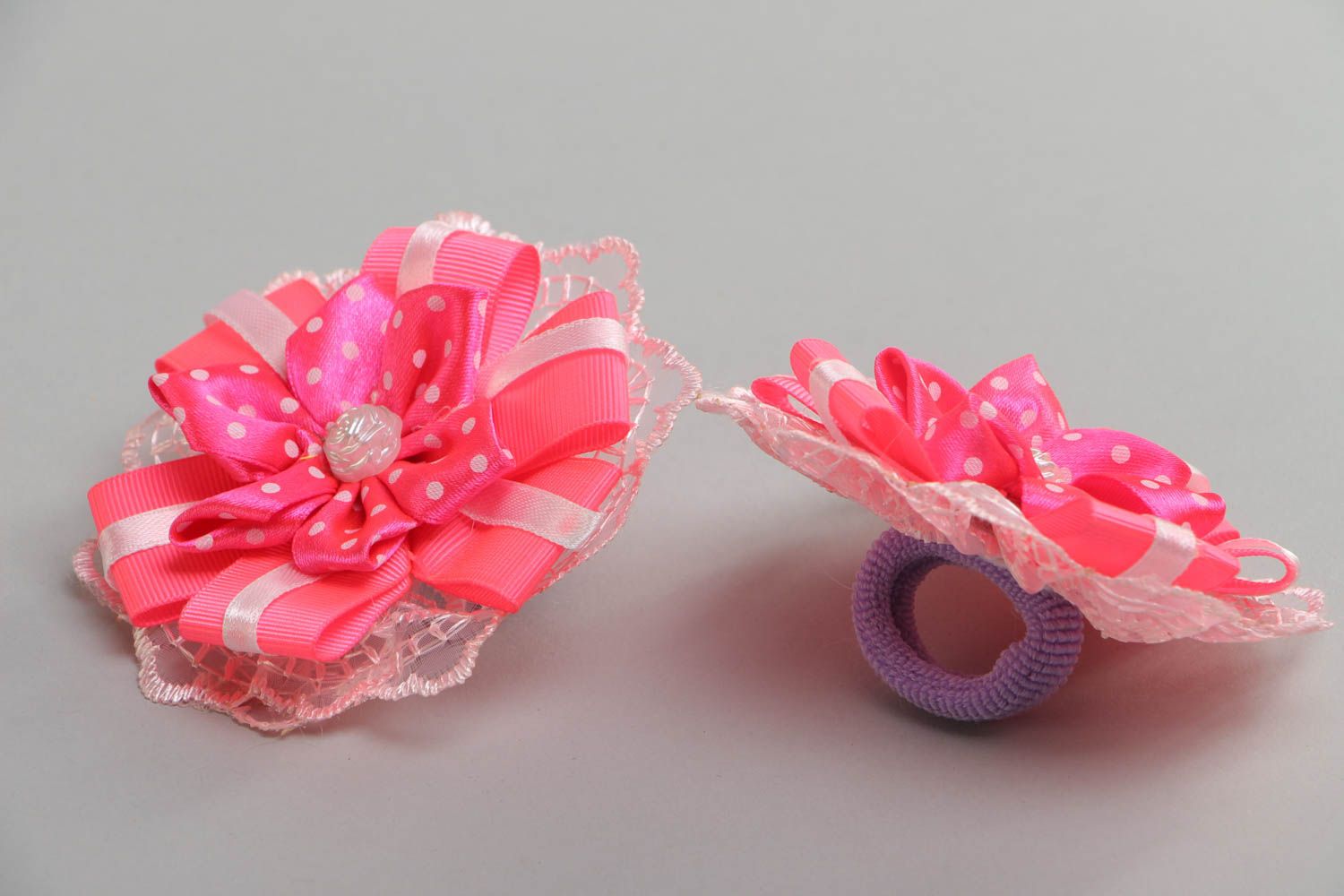 Handmade Blumen Haargummi Set 2 Stück aus Atlasbändern und Spitze rosa Blumen  foto 3