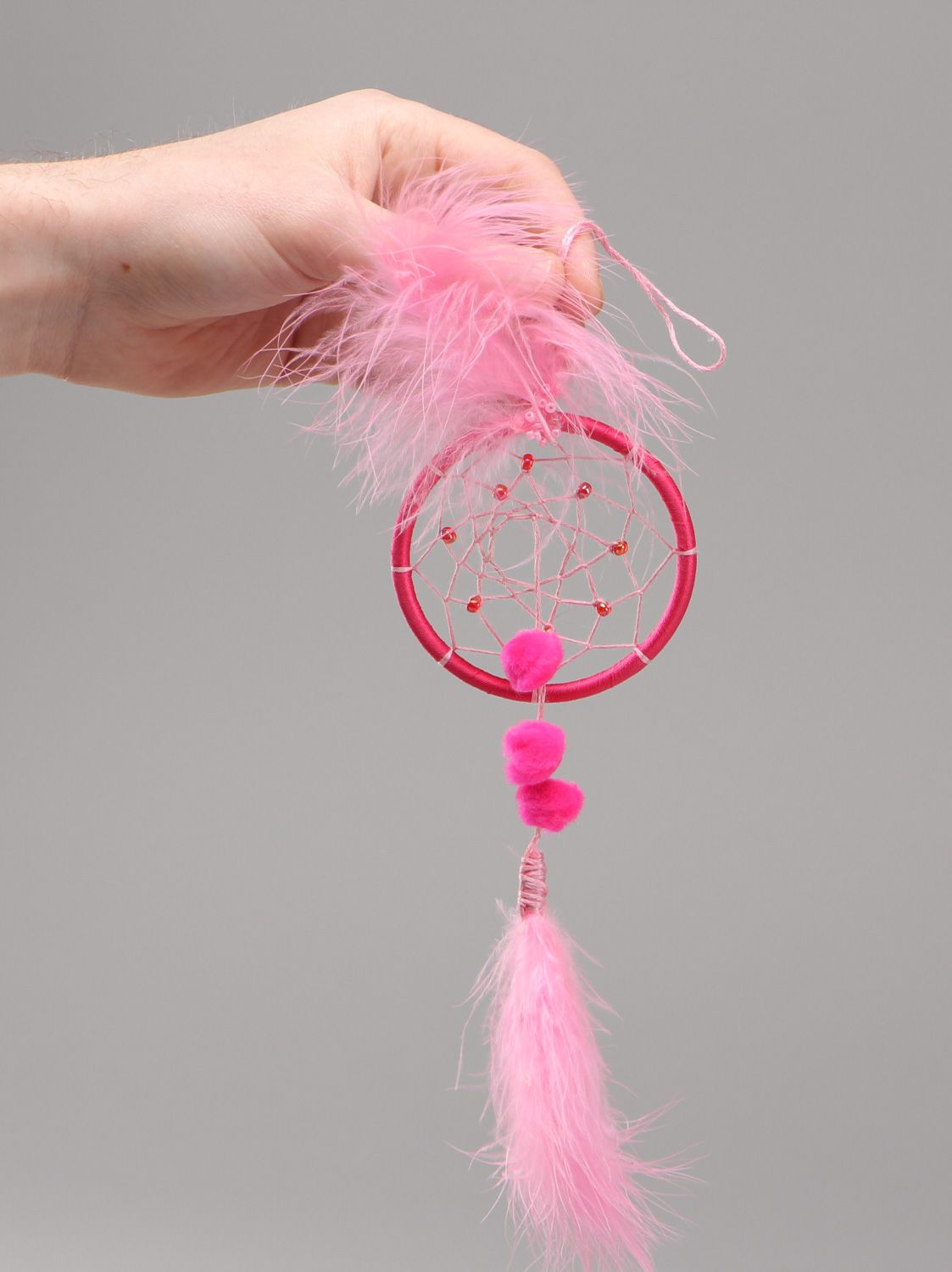 Cazador de sueños colgante decorativo de hilos con plumas de color rosado foto 5