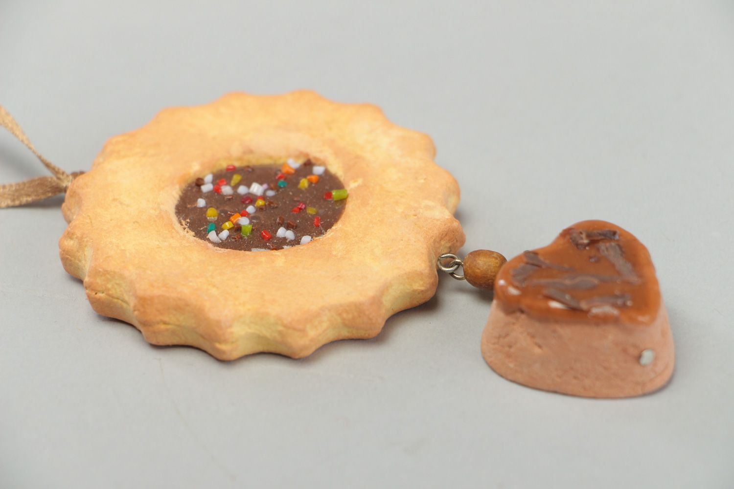 Petite décoration à suspendre en pâte polymère brune faite main en forme de gâteau photo 2