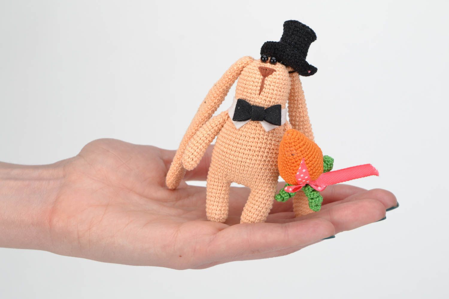 Petite peluche tricotée au crochet faite main Lapin gentleman avec carotte photo 2