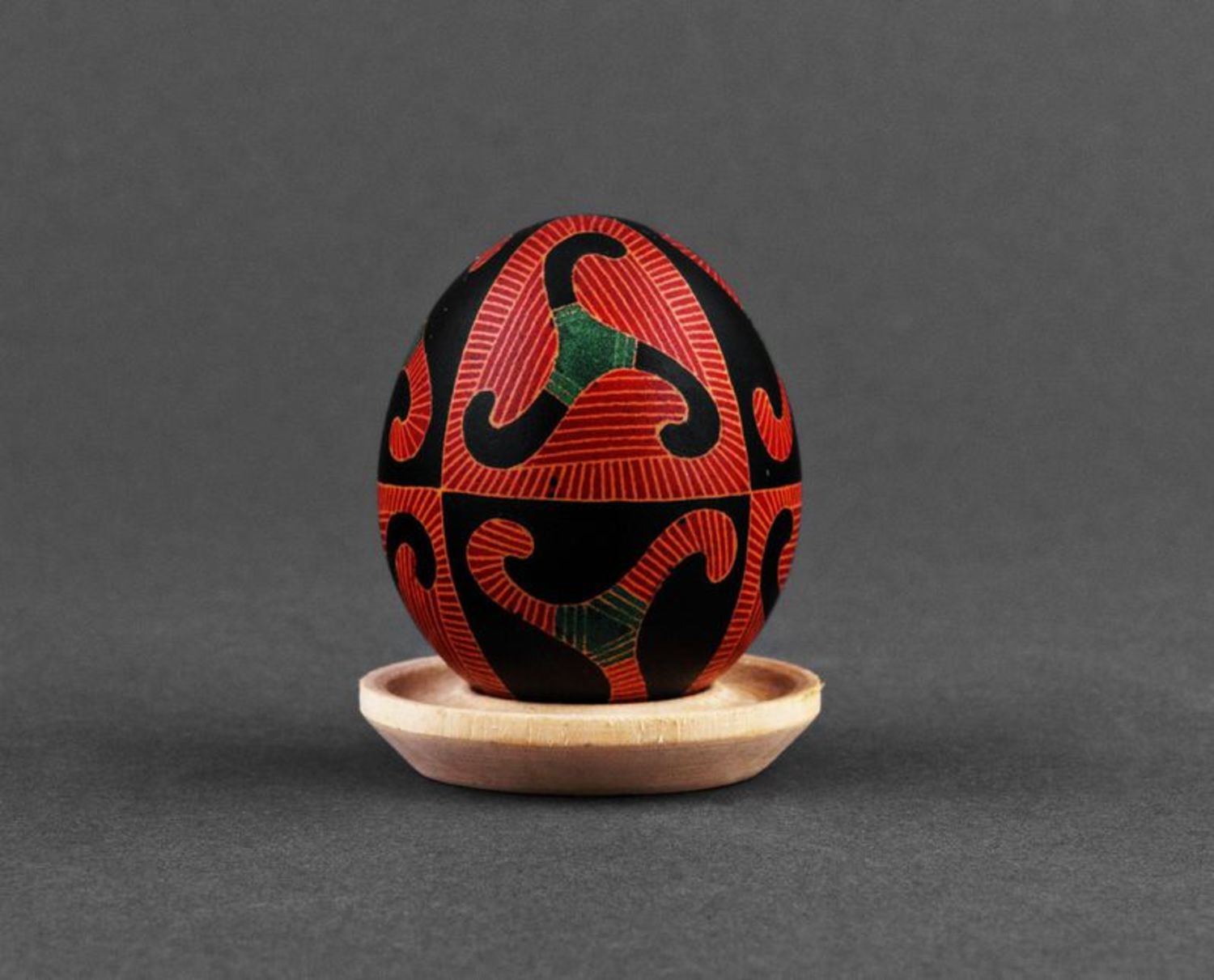 L'uovo di Pasqua dipinto fatto a mano L'uovo di festa Pysanka ucraina  foto 2