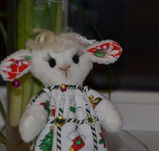 Jouet décoratif en tissu et laine fait main Mouton en vêtement de Noёl photo 4