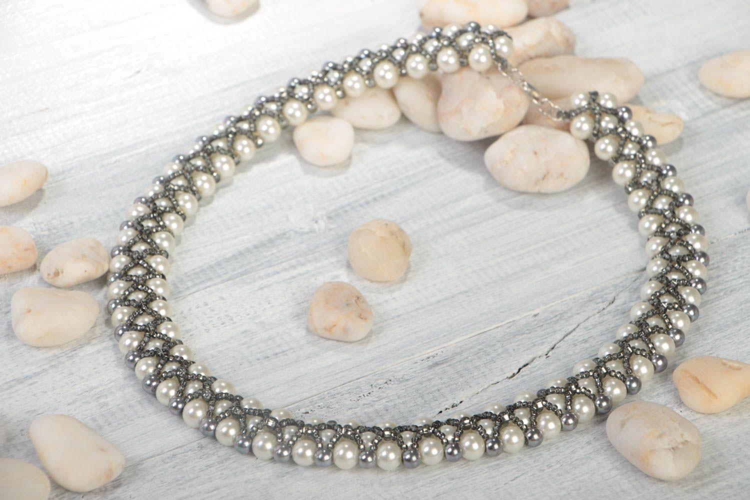 Joli collier en perles de rocaille et perles fantaisie fait main gris blanc photo 1
