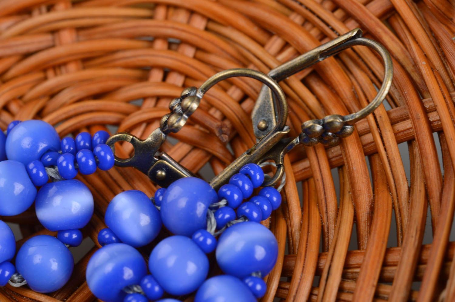 Красивые женские серьги ручной работы из бисера и кошачьего камня Синева фото 3
