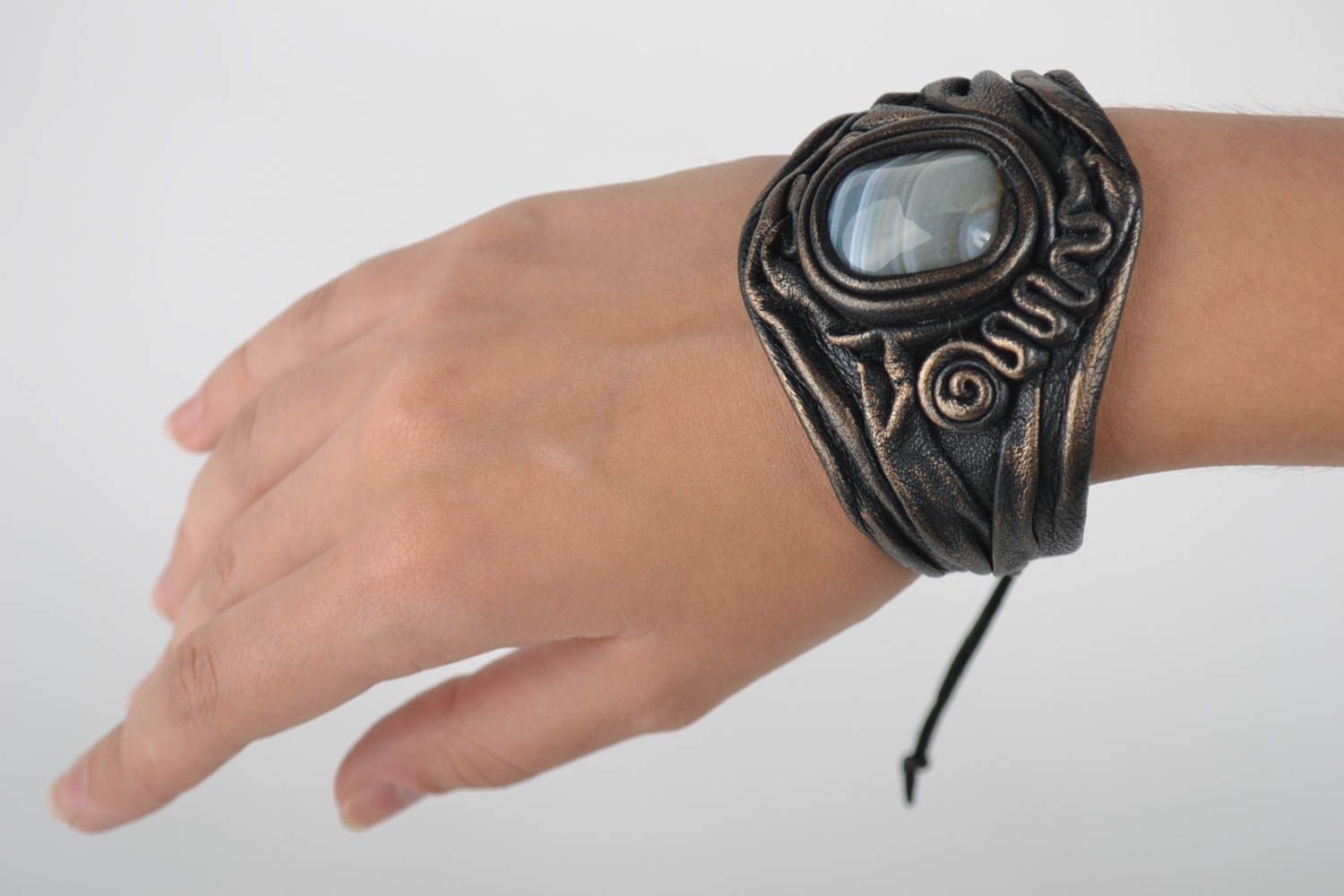 Bracelet en cuir Bijou fait main Accessoire femme large original avec pierre photo 1