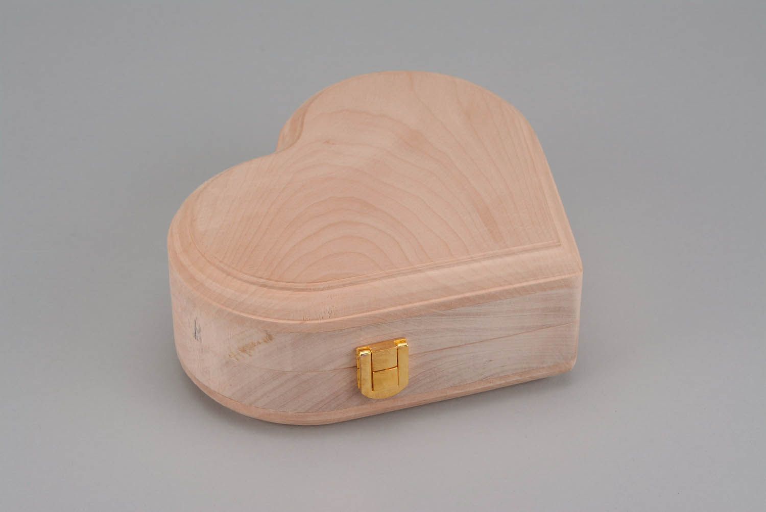 Boîte en bois brut en forme de coeur photo 2