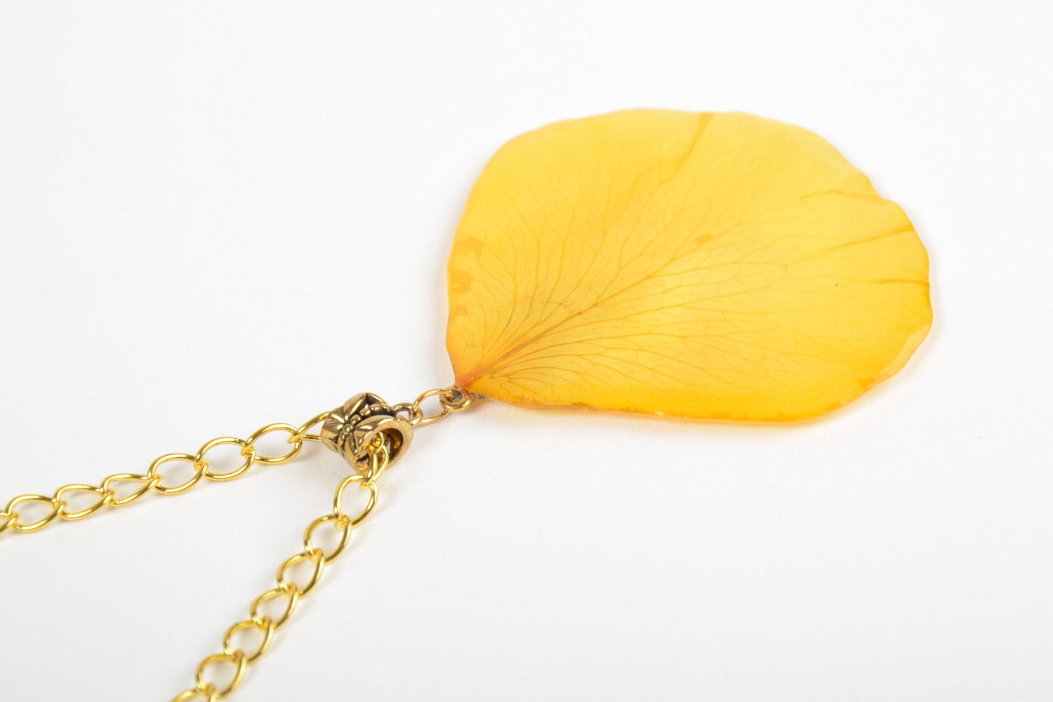 Кулон с лепестком в эпоксидной смоле желтый на замшевом шнурке ручной работы фото 4