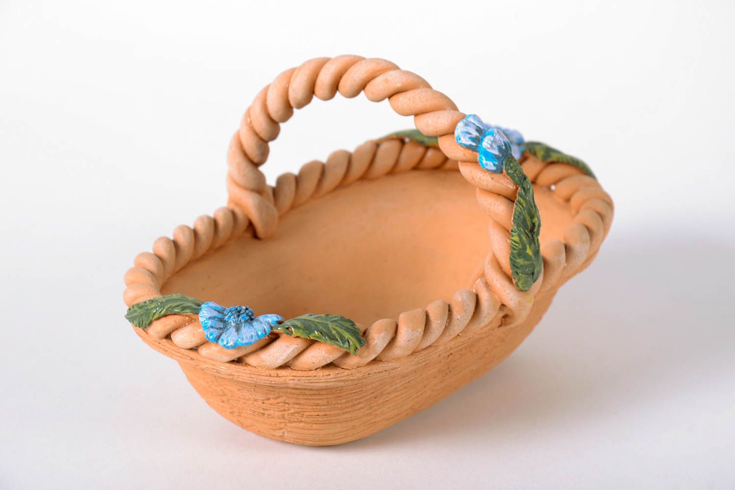 Vaso artesanal de argila na forma de uma cesta foto 3