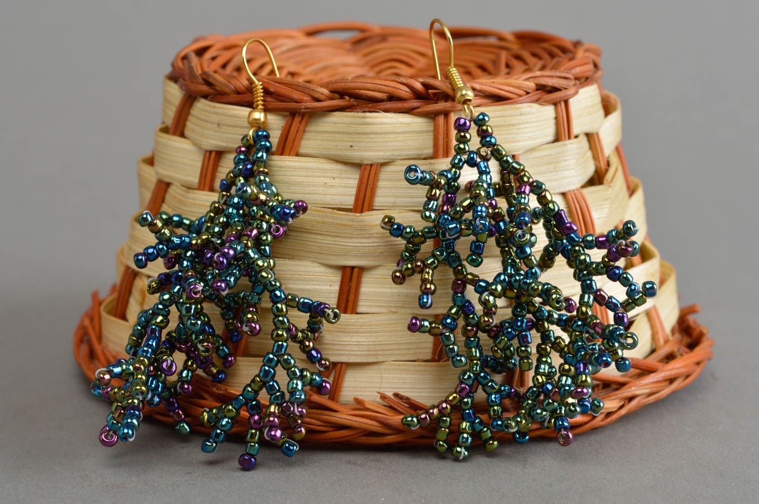 Dunkle Designer handmade Ohrringe aus Rocailles in Form von Korallen für Damen foto 1