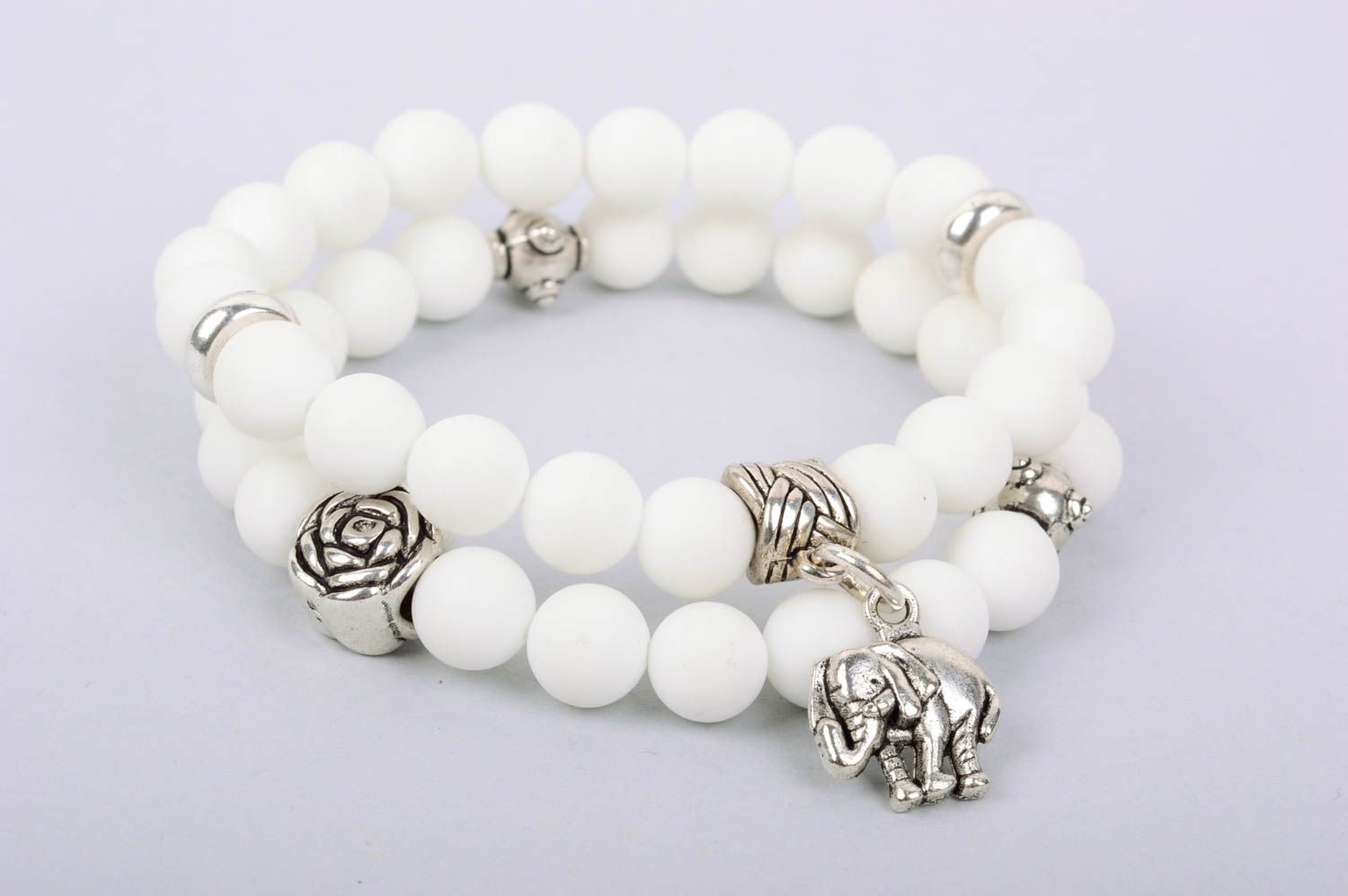 Белые браслеты из натуральных камней с подвеской ручной работы для девушек фото 1