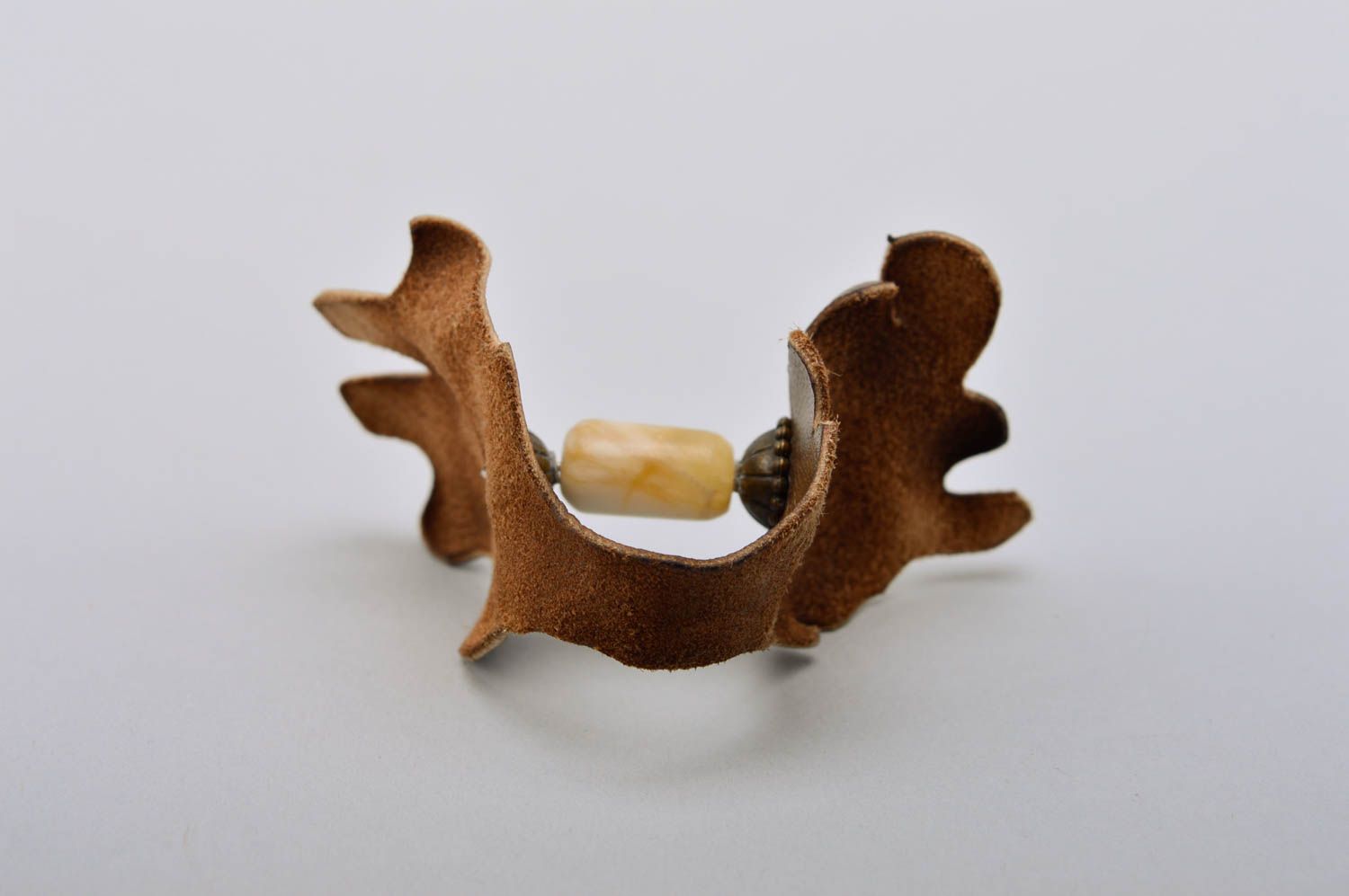 Ring am Finger handmade Schmuck Ring modisch Mode Accessoire aus Leder schön foto 3