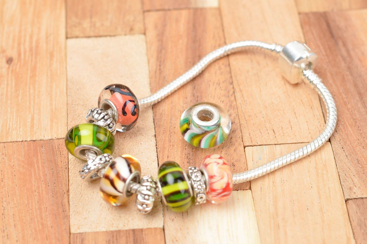 Stylish handmade glass bead jewelry making ideas DIY artisan jewelry design photo 4