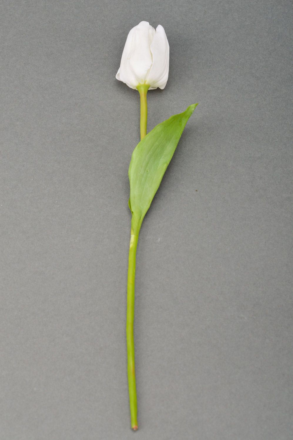 Белый искусственный цветок из полимерной глины ручной работы тюльпан в упаковке фото 3