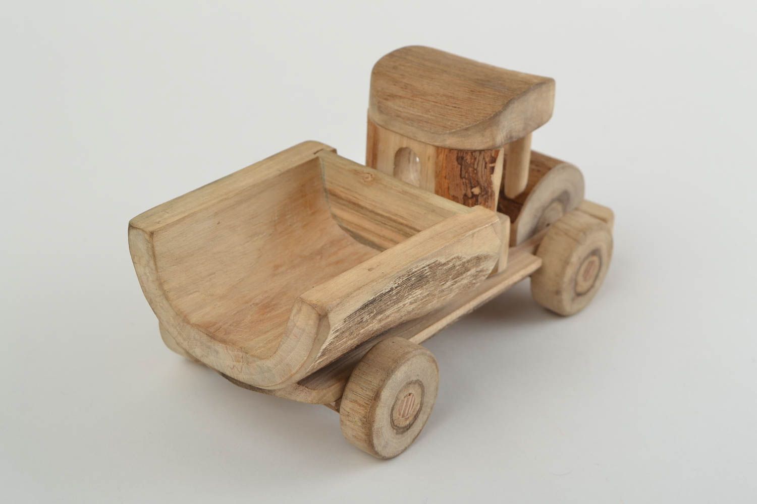 Деревянная машинка для ребенка экологически чистая игрушка ручной работы фото 4