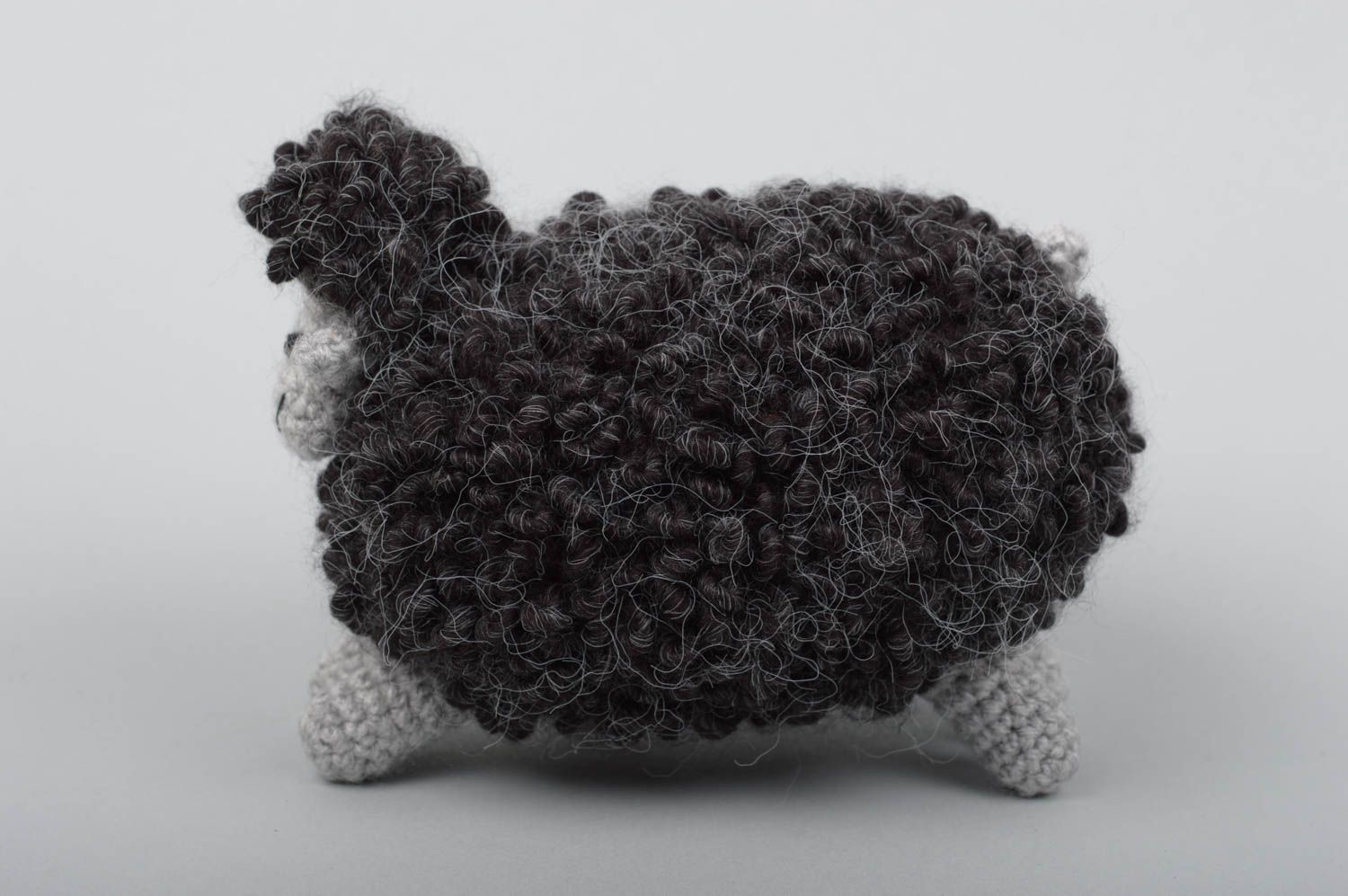 Jouet mouton Peluche faite main grise tricotée au crochet Cadeau enfant photo 4