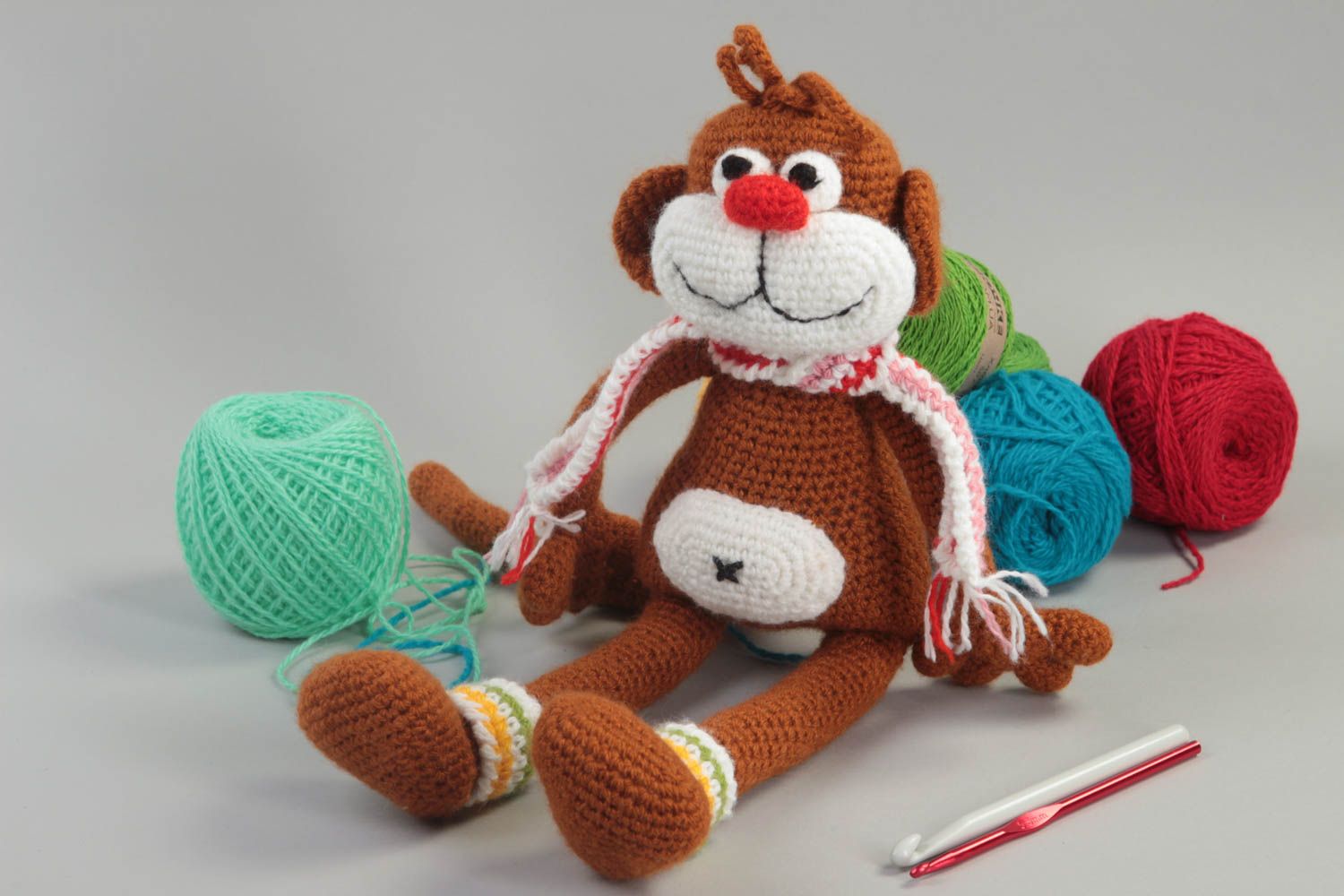 Décoration peluche fait main Jouet enfant Cadeau original singe marron tricoté photo 1