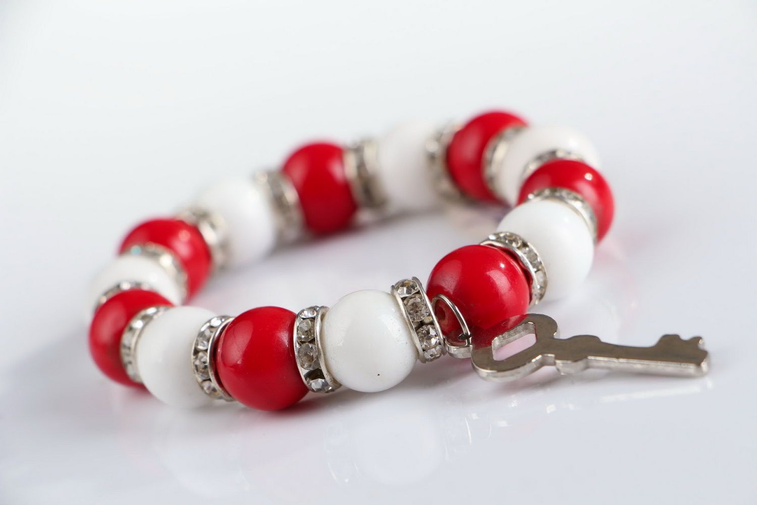 Bracelet made of white agate and coral photo 1