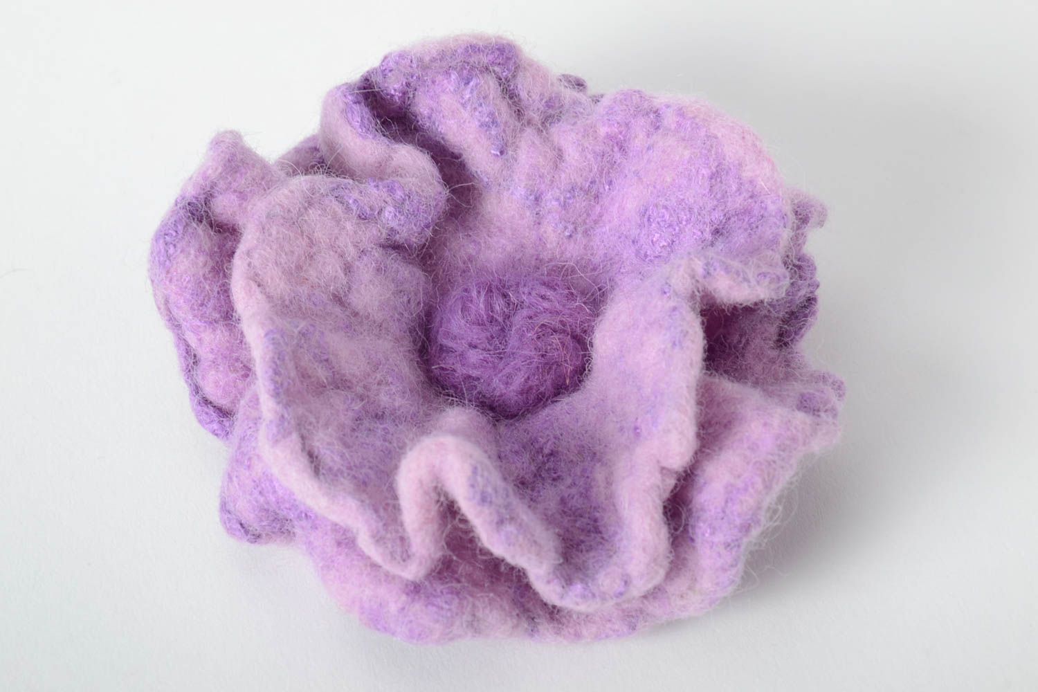 Broche fait main Bijou fantaisie fleur lilas en laine Accessoire femme design photo 5