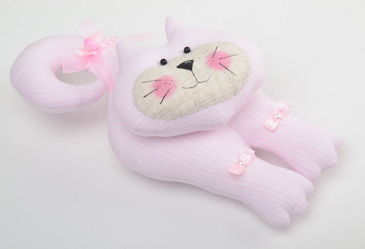 Авторская игрушка кот на дверь из натуральных тканей ручной работы белая с розовым фото 2