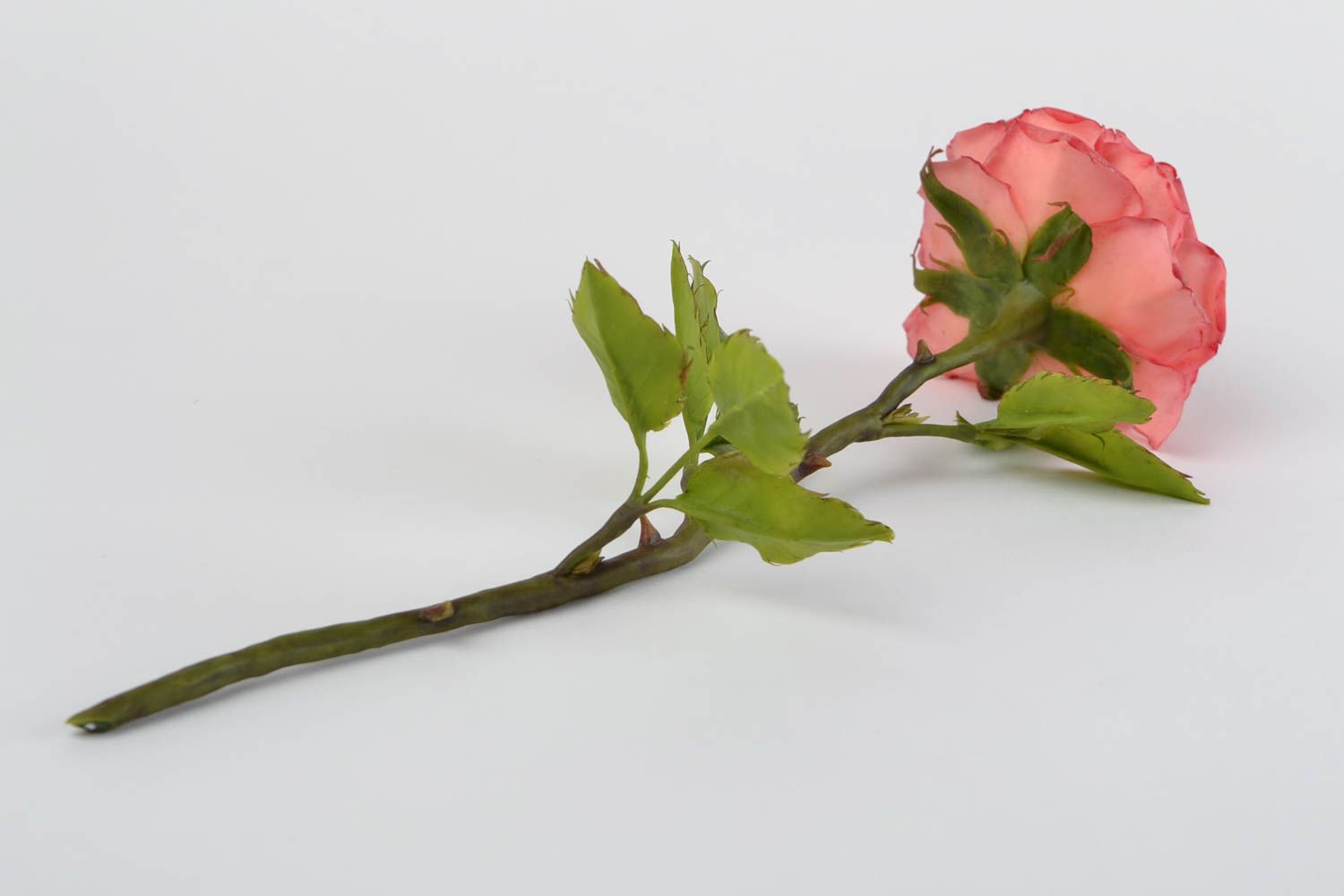 Декоративный цветок из холодного фарфора роза алая на ножке ручная работа фото 5