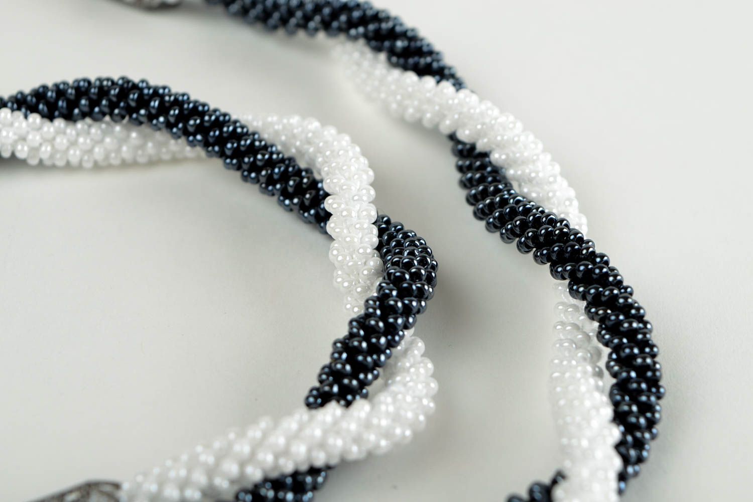 Collier spirale Bijoux faits main Bracelet fantaisie noir blanc Cadeau femme photo 3