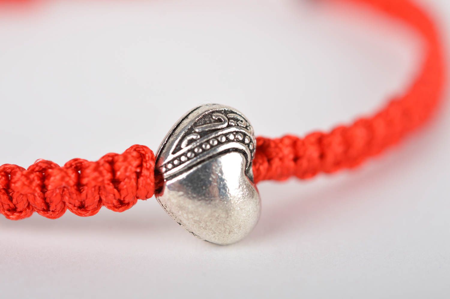 Pulsera artesanal roja pulsera de hilo accesorio para mujer Corazón de metal foto 3