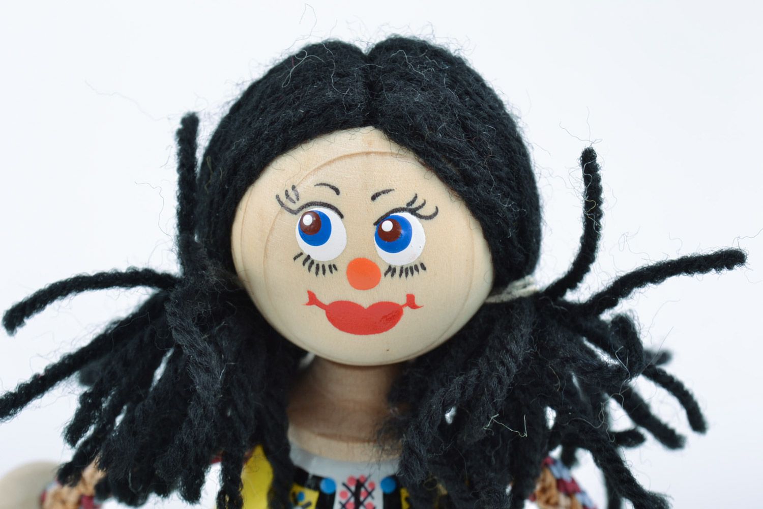 Деревянная игрушка кукла с нитяными ногами расписная для ребенка или декора дома фото 3