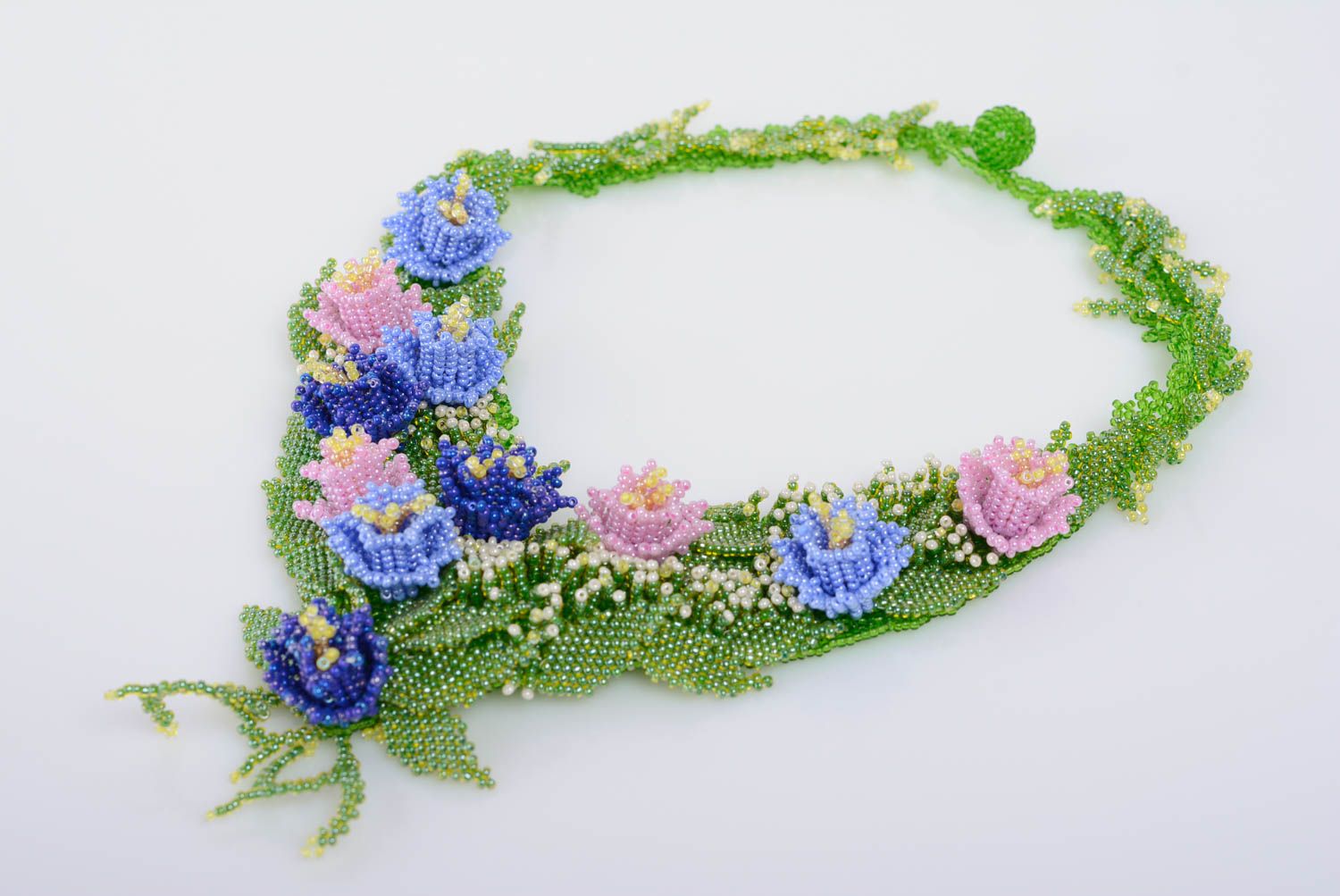 Ожерелье из бисера ручной работы с цветами красивое женское авторское нарядное фото 1