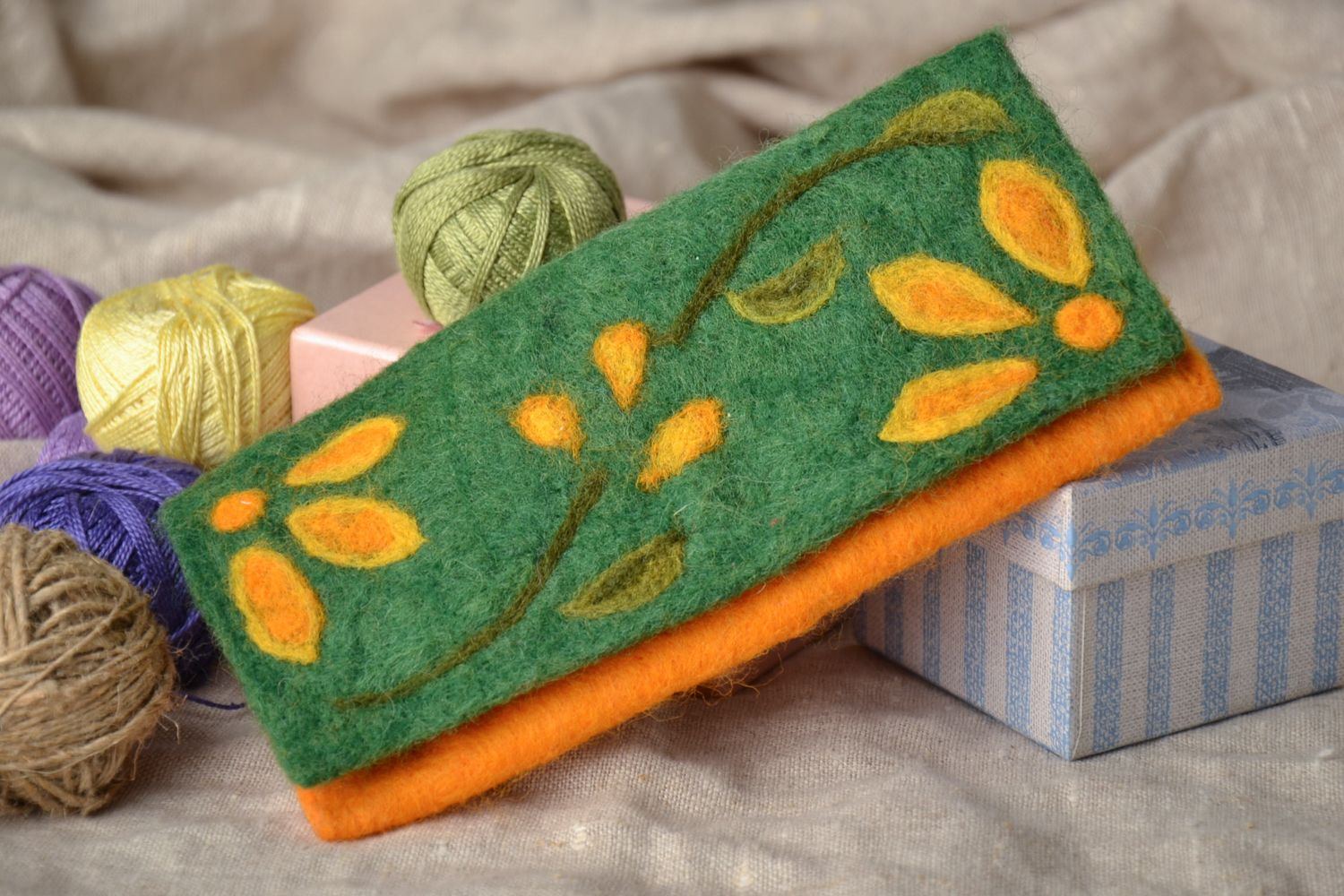 Wool felt wallet with ornament and magnet fastener photo 1