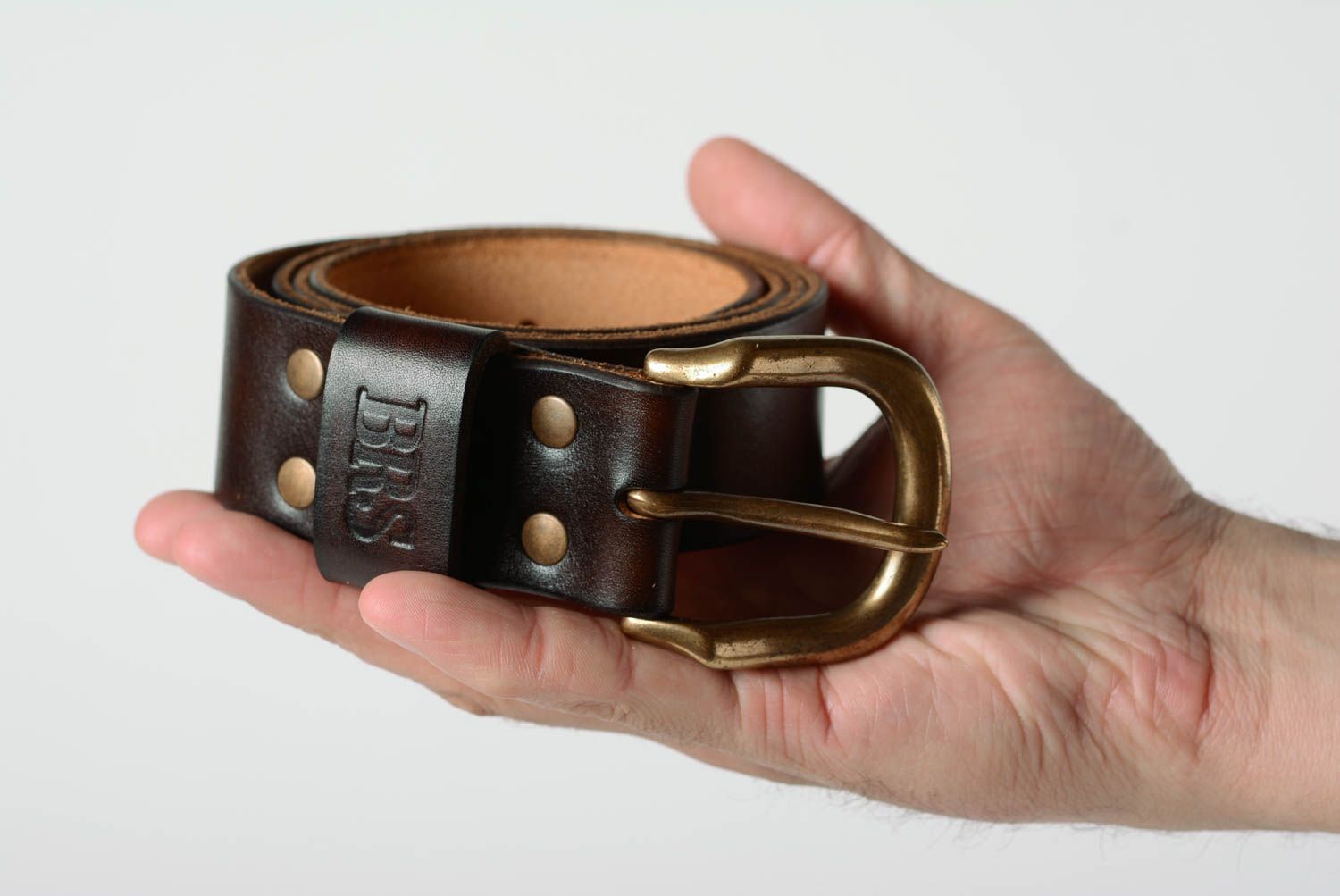 Cinturón de cuero con hilado de metal artesanal estiloso para hombre marrón oscuro foto 5