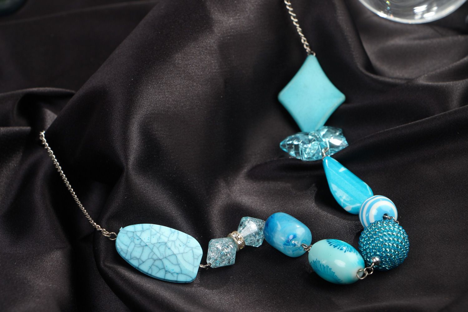 Handmade zartes langes türkisblaues Collier aus Perlen mit Glasperlen für Frauen foto 5